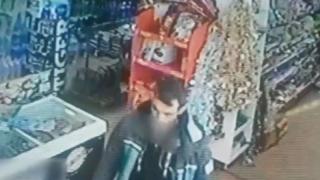 Циганин с нож, нахлу посред бял ден в хранителен магазин в Казанлъшко ВИДЕО