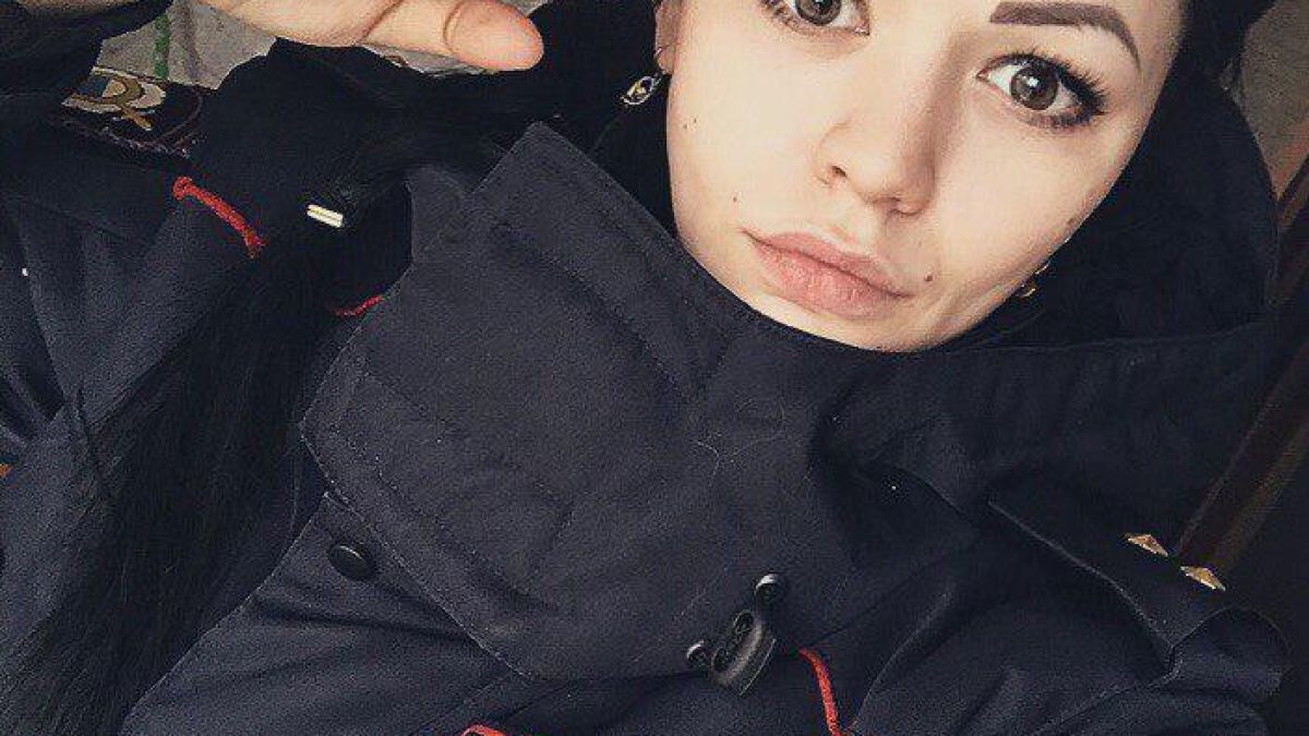 Секси полицайката Диана се напи и направи неописуемо шоу СНИМКИ 18+