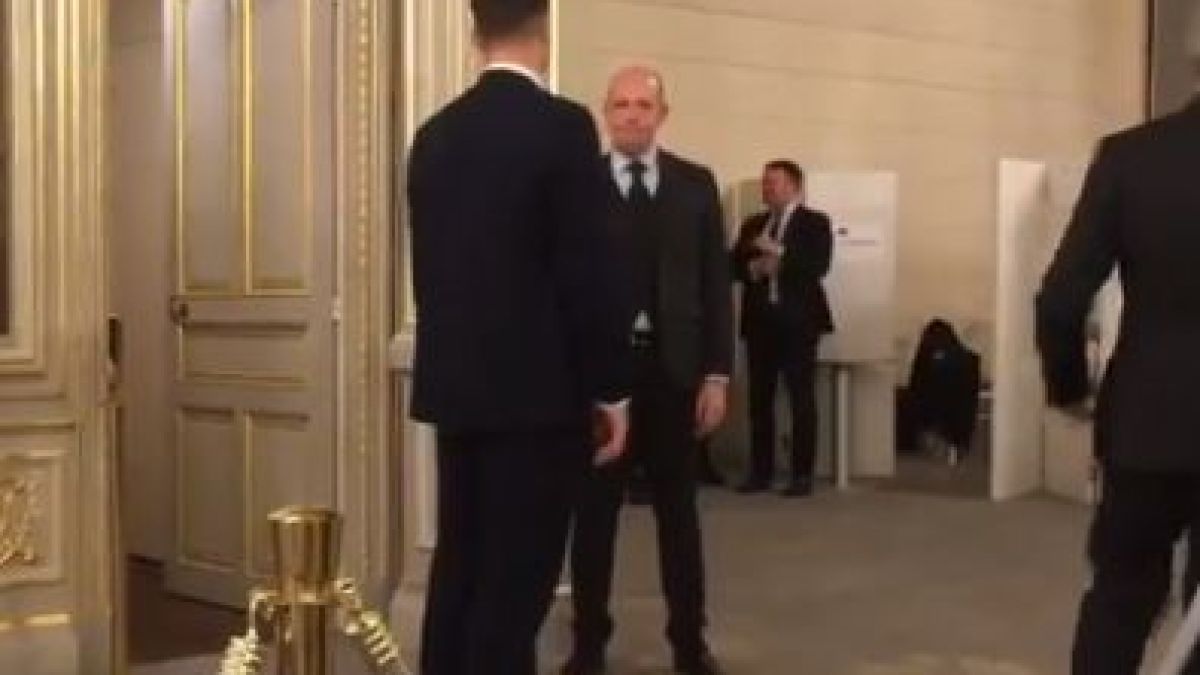 Ще се шашнете: ВИДЕО показва колко души съпровождат Путин до тоалетната в Париж
