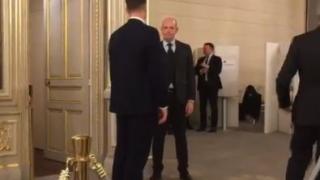 Ще се шашнете: ВИДЕО показва колко души съпровождат Путин до тоалетната в Париж