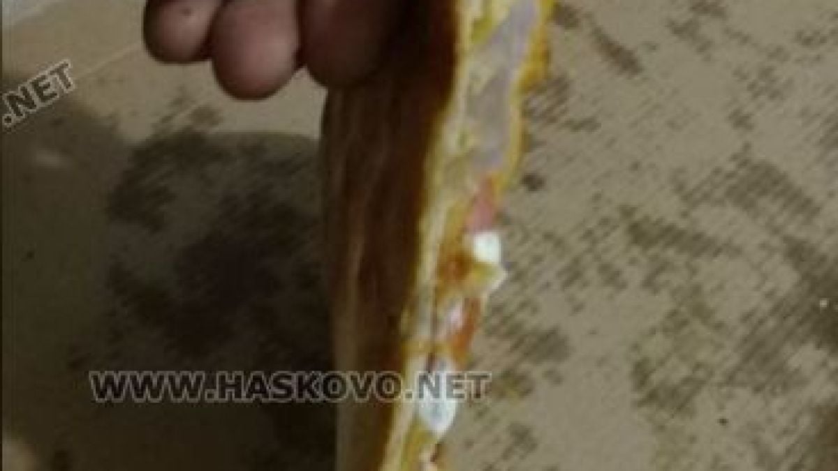 Хасковлийка си купи вкусна пица, но когато се вгледа по-внимателно... СНИМКИ 