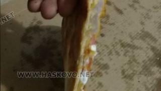 Хасковлийка си купи вкусна пица, но когато се вгледа по-внимателно... СНИМКИ 