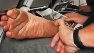 Отврат: Гнусен пътник си къса кожа от крака по време на полет ВИДЕО