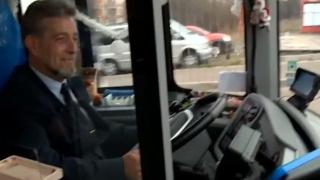 Шофьор на автобус в столицата не спира да изумява пътниците ВИДЕО 