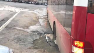 Безумен инцидент с автобус от градския транспорт СНИМКИ 