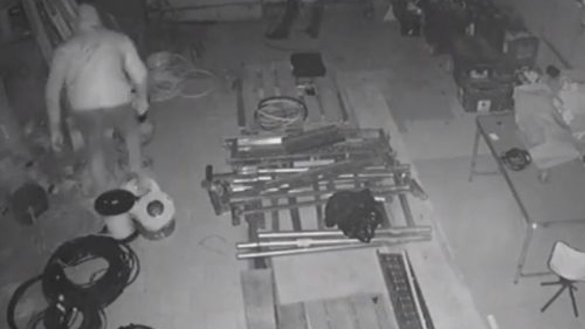 Крадци се мъчиха 1 час да отворят склад в Бургас, а после... ВИДЕО