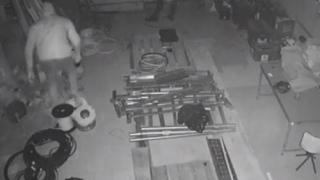 Крадци се мъчиха 1 час да отворят склад в Бургас, а после... ВИДЕО