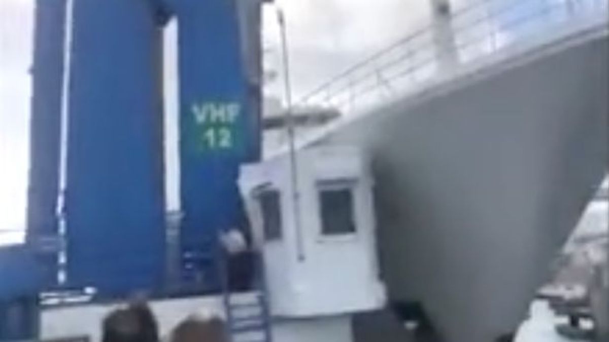 Страшно ВИДЕО: Суперяхта, построена за Роман Абрамович, се разби в кей 
