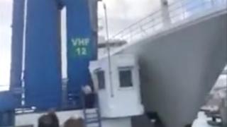 Страшно ВИДЕО: Суперяхта, построена за Роман Абрамович, се разби в кей 