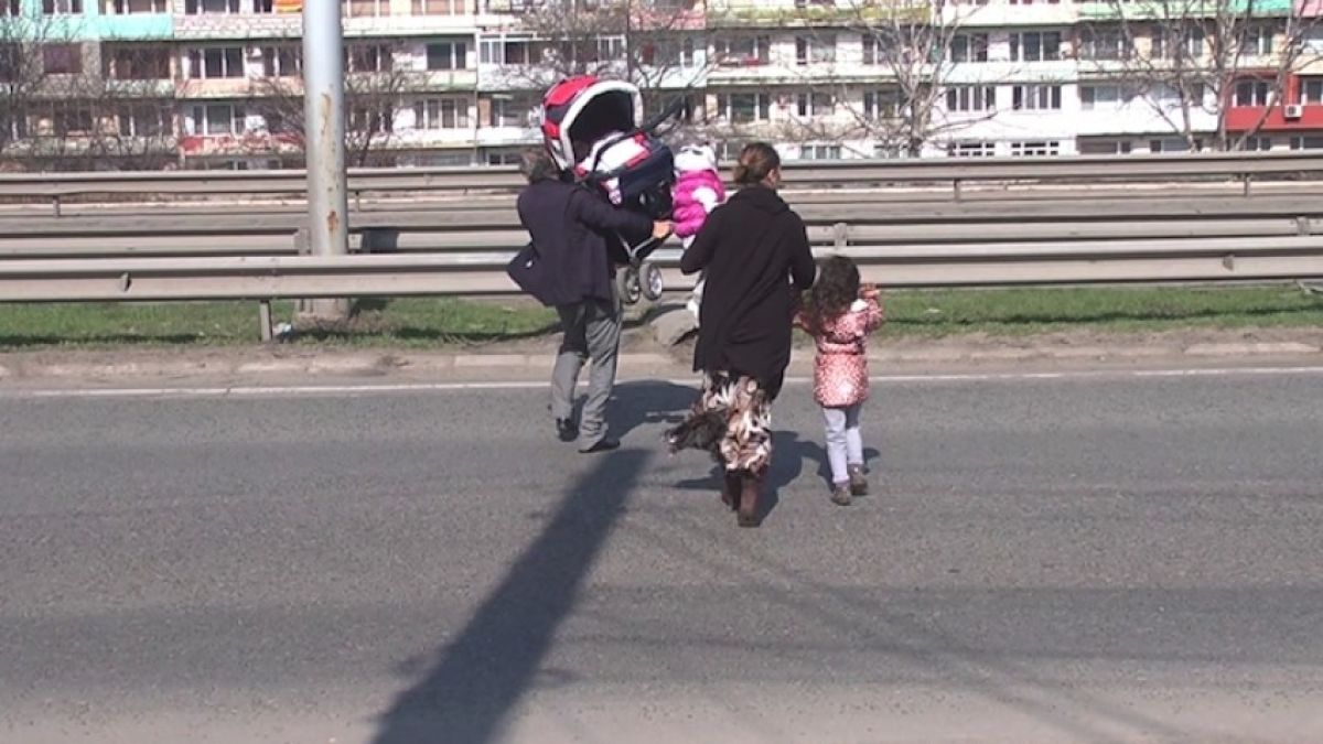 Мрежата се разтресе от безумието на циганка с бебе на голям столичен булевард
