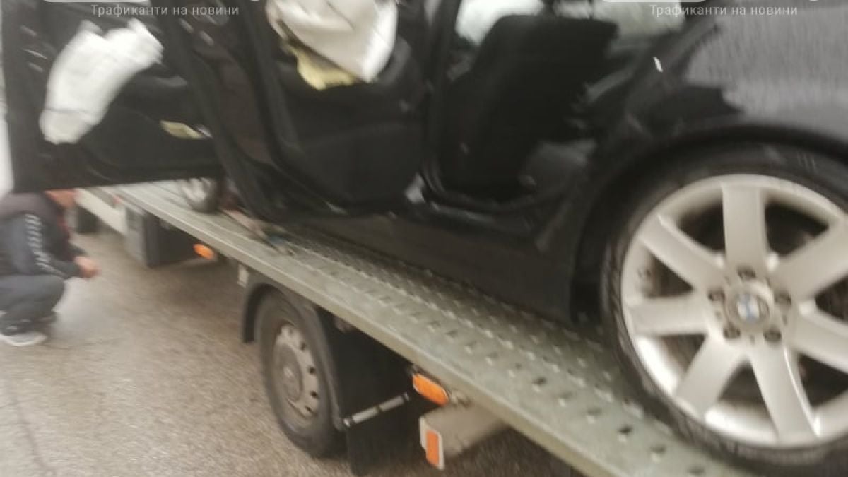Това ли е най-нелепият инцидент: Кола пропадна в огромна дупка в Пловдив и... СНИМКИ