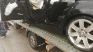 Това ли е най-нелепият инцидент: Кола пропадна в огромна дупка в Пловдив и... СНИМКИ