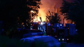 Първо в БЛИЦ! Мистериозен огнен ад пак скова столичния квартал „Света Троица“