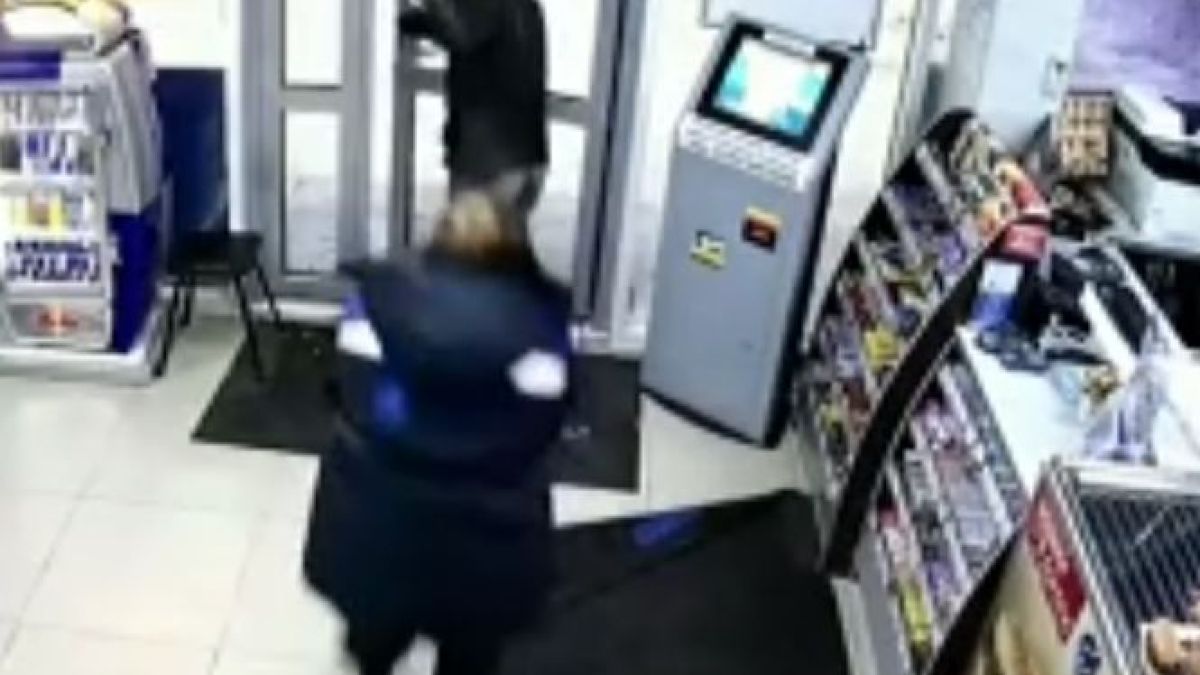 Смела служителка в газстанция даде неочакван отпор на обирджия ВИДЕО