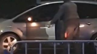 Бесен екшън в София, шофьор нарита мъж заради... ВИДЕО