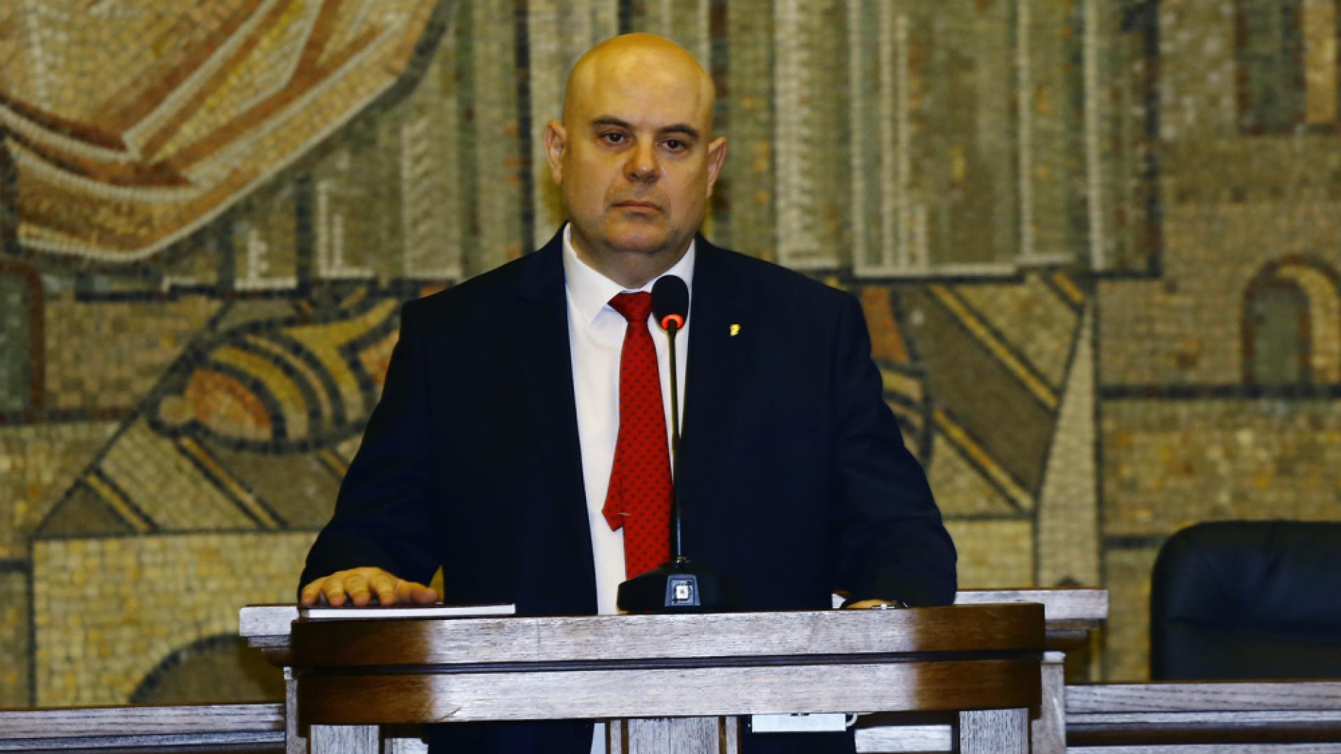 Гешев с важно разпореждане към министрите Петкова и Димитров