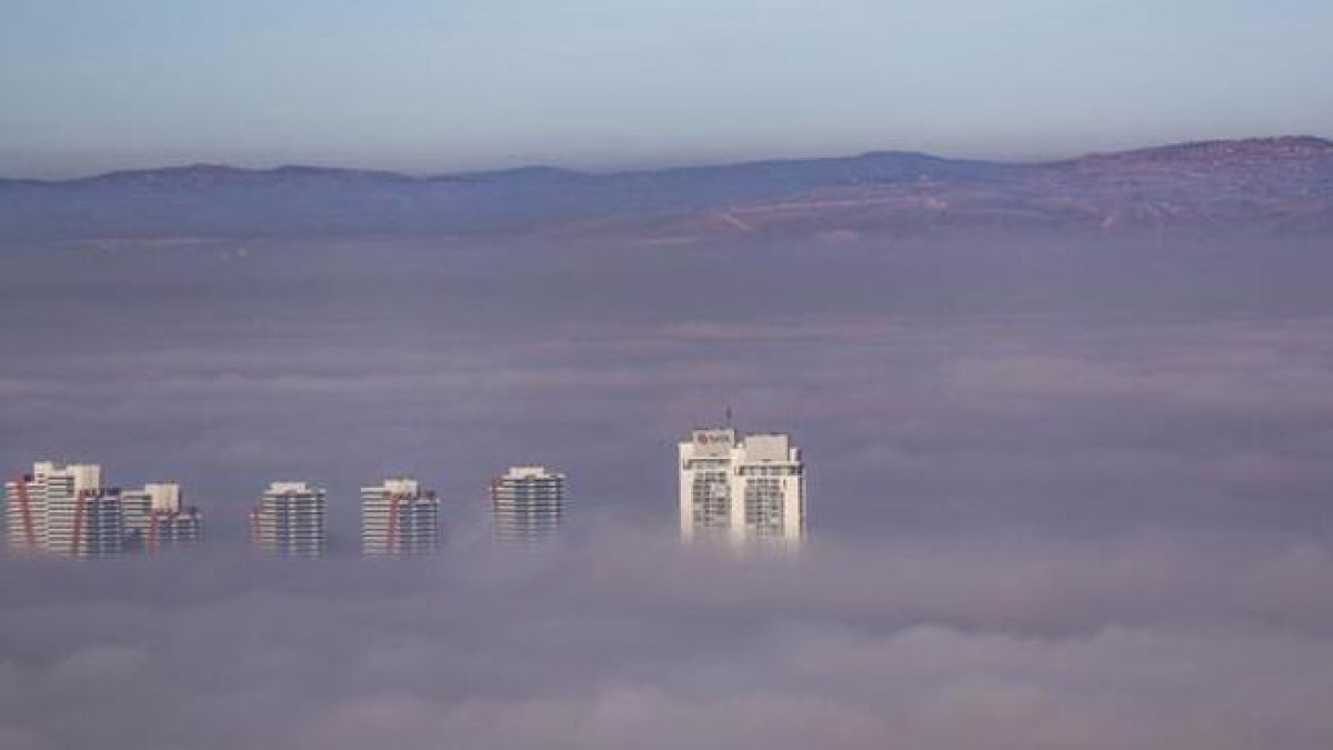Невиждана мъгла парализира Анкара ВИДЕО
