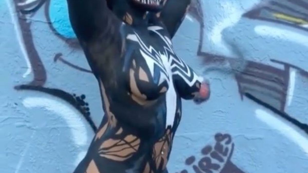Гола моделка с огромен език се превърна в чудовище на Marvel ВИДЕО 18+