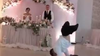 Мъж без крака направи нещо удивително на сватба ВИДЕО 