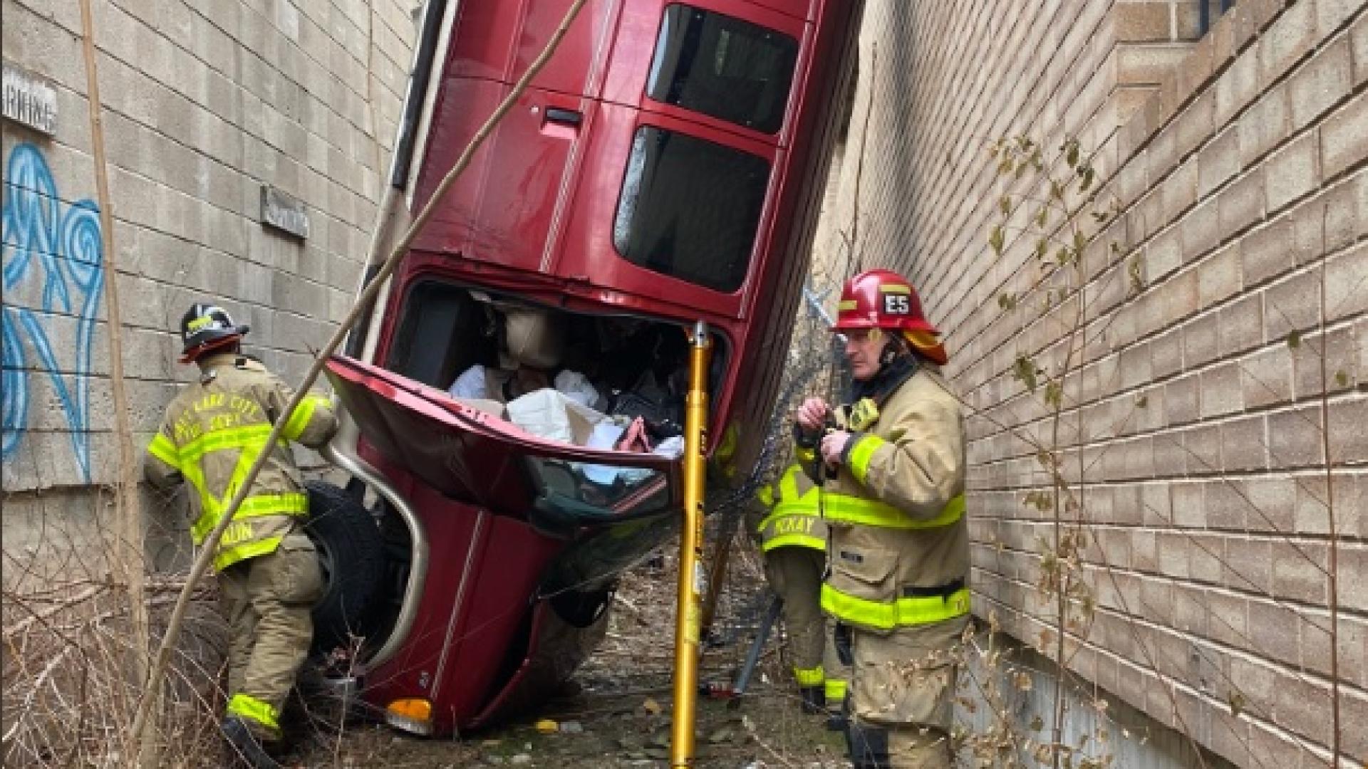 Шофьор падна от покрива на паркинг със собствения си микробус
