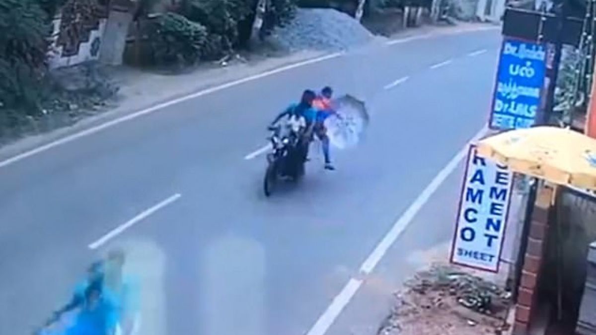 Жена разбра защо не трябва да отваря чадър, возейки се на мотор ВИДЕО 