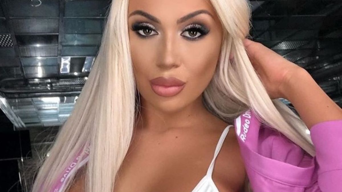 Новата плеймейтка се пусна гола и садо-мазо в спалня СНИМКА 18+