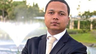 Бебе, което майка остави да умре в боклука, оцеля и стана милионер СНИМКИ