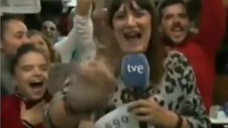 Репортерка спечели от лотарията и изкрещя в ефир, че напуска, но след това.... ВИДЕО