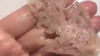 Жена случайно изми салам в съдомиялната и останките му я ужасиха до края на живота ѝ СНИМКИ