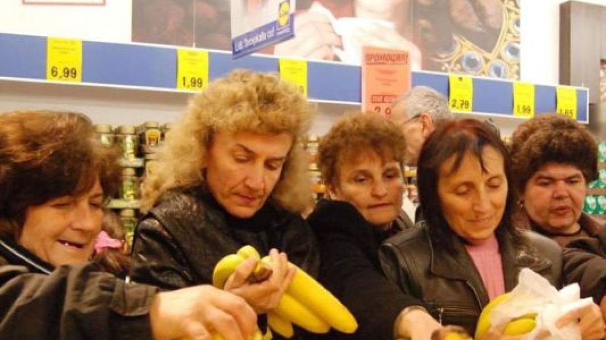 Обратно в 90-те! Опашки за месо и бой за банани по магазините преди празниците СНИМКИ