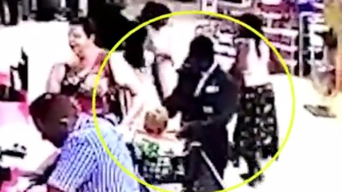 Скандално ВИДЕО: Чернокож отвлече бяло бебе зад гърба на баба му
