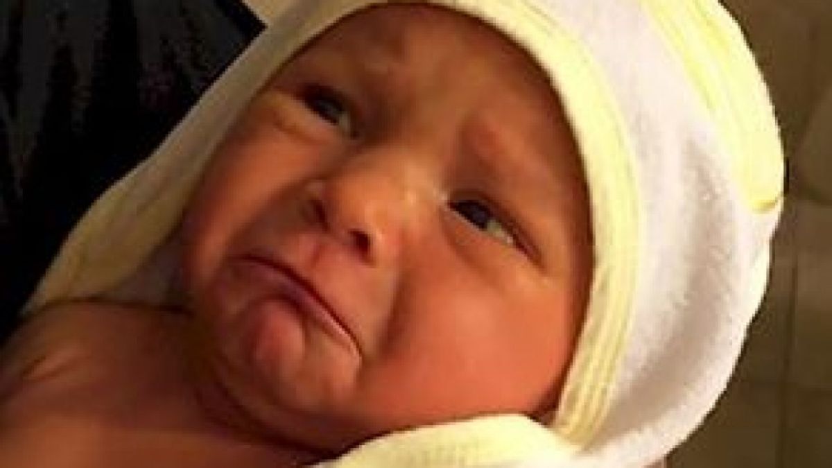 Млад татко умили мрежата със СНИМКА на бебето си, но мъж го попари с истината