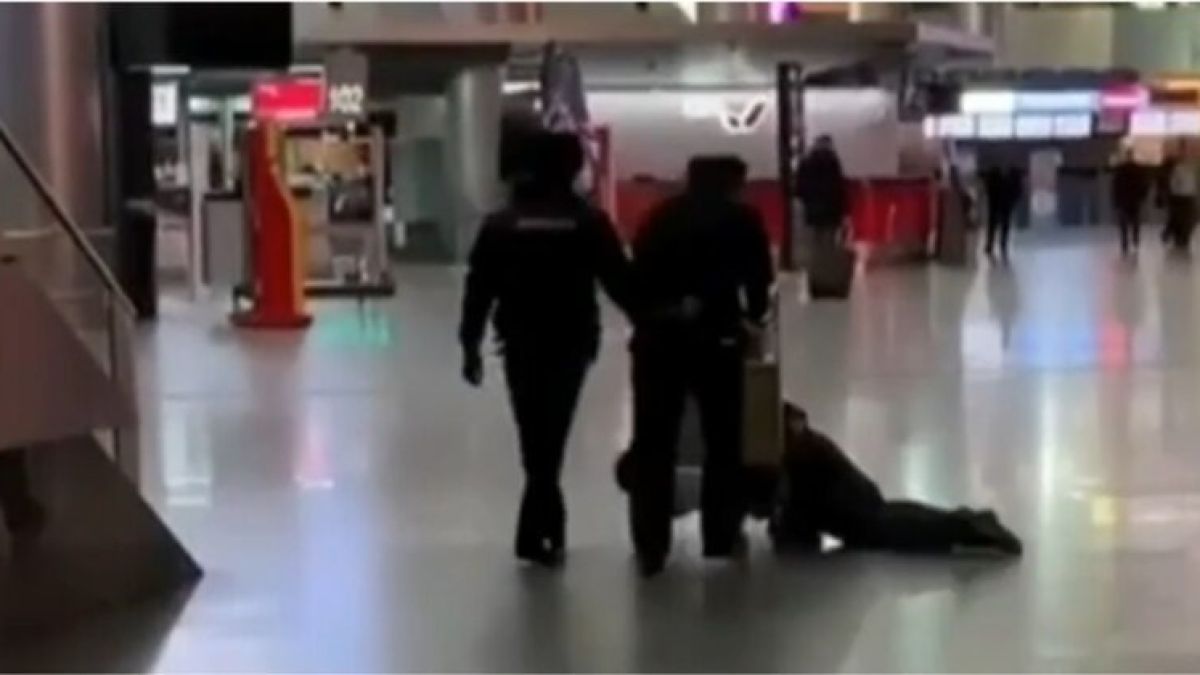Полицаи изведоха пиян пътник от летище на... количка за багаж ВИДЕО 