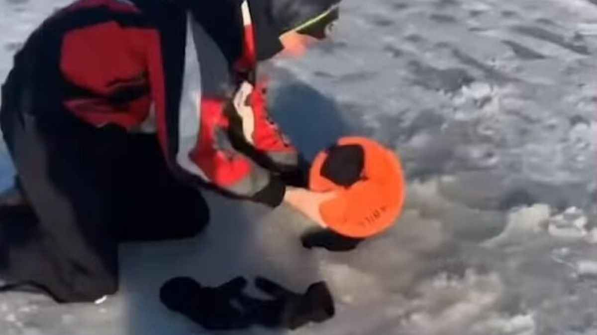 Млад рибар хвърли стръв за щука в замръзнал водоем, а извади... ВИДЕО 