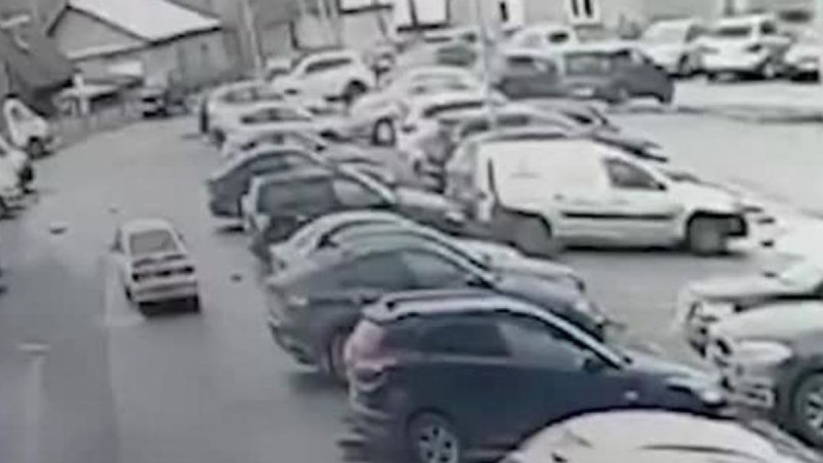 Отвлякоха бизнесмен посред бял ден в джипа му ВИДЕО