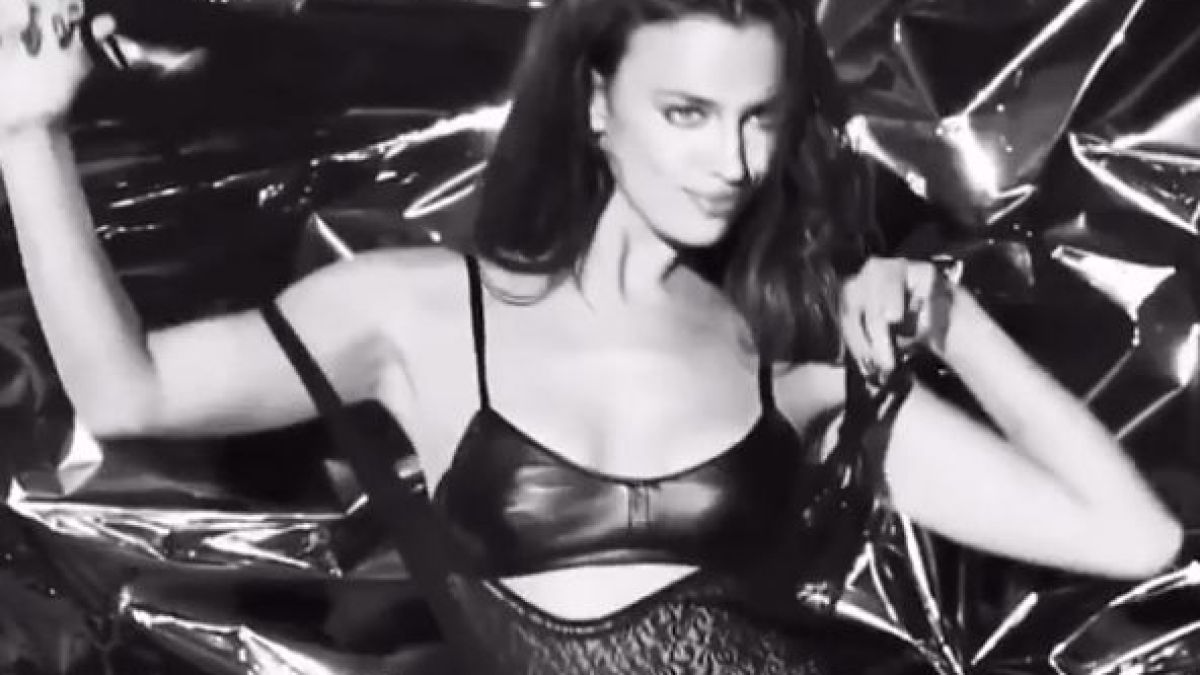 Ирина Шейк подари на феновете си горещ стриптийз за Коледа ВИДЕО 18+