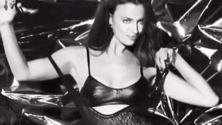 Ирина Шейк подари на феновете си горещ стриптийз за Коледа ВИДЕО 18+