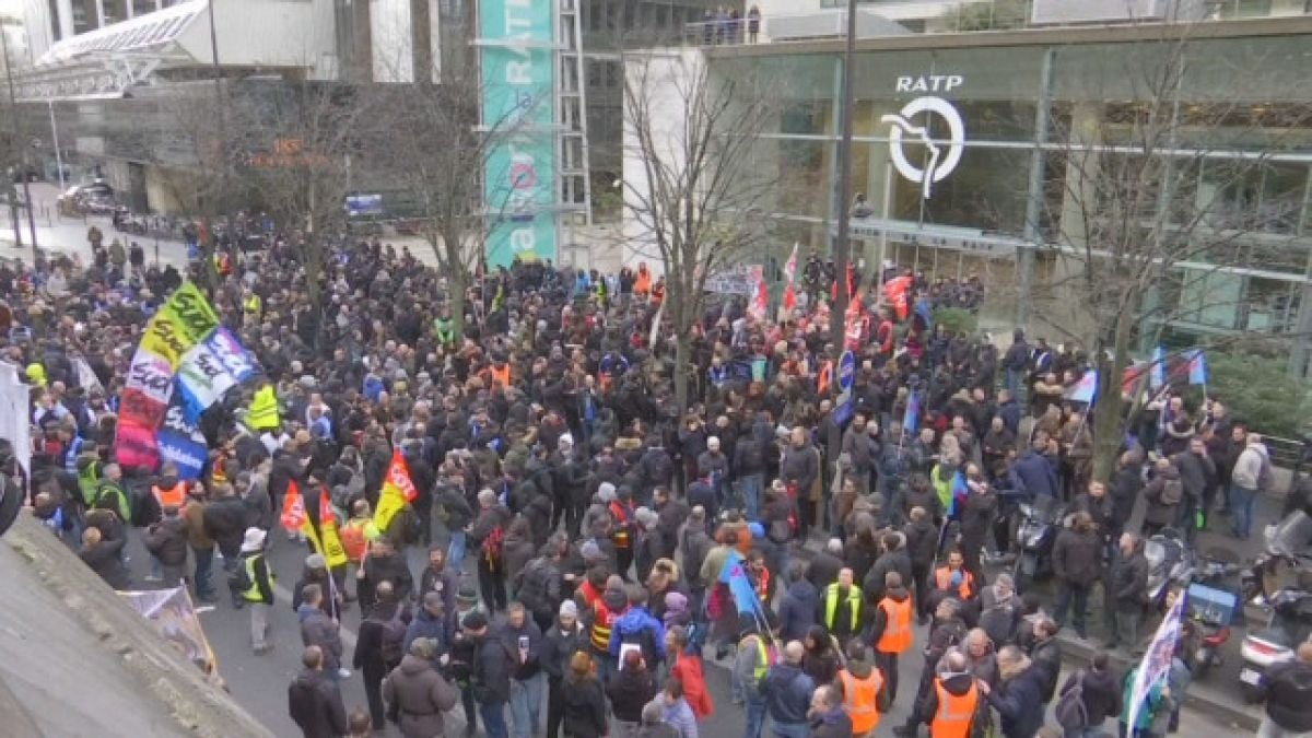 В парижкото метро пак е страшно заради протестите ВИДЕО