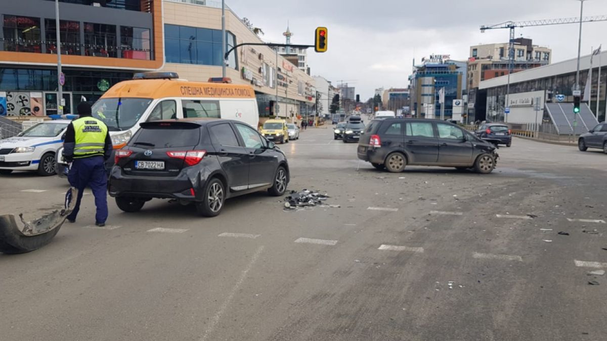 Софиянци се завърнаха и изпотрепаха в зрелищни катастрофи СНИМКИ