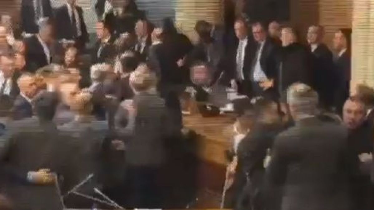 Депутати се биха в парламента на Черна гора ВИДЕО