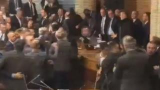 Депутати се биха в парламента на Черна гора ВИДЕО