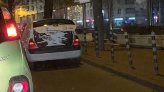 Само в БЛИЦ! Мистериозен бял автомобил в центъра озадачи столичани СНИМКА