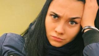 Няма да повярвате защо красива полицайка бе изхвърлена като куче от работа СНИМКИ