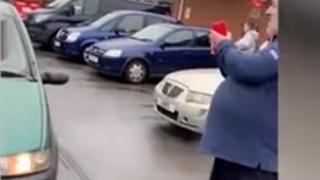 Сама жена спря крадци и отне откраднатите стоки