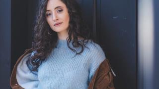 Вижте с кого ще бъде на Нова година дъщерята на Саня Армутлиева - Алма в Кения ВИДЕО
