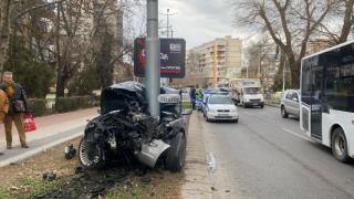 БЛИЦ TV: Не е завярване какво се случи с шофьора на това БМВ, размазано в стълб в Пловдив