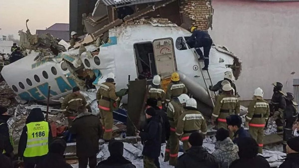Две версии за рухването на разбилия се при излитането самолет в Казахстан ВИДЕО