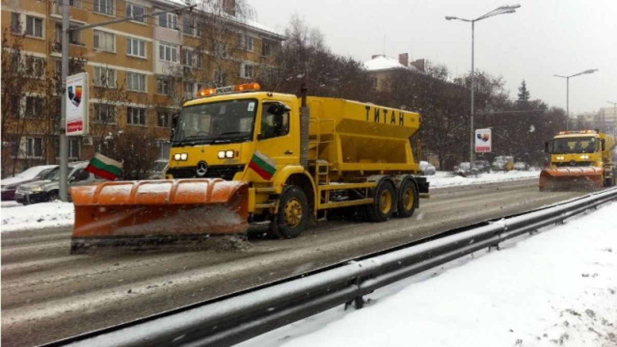 Над 120 снегорина чистят София