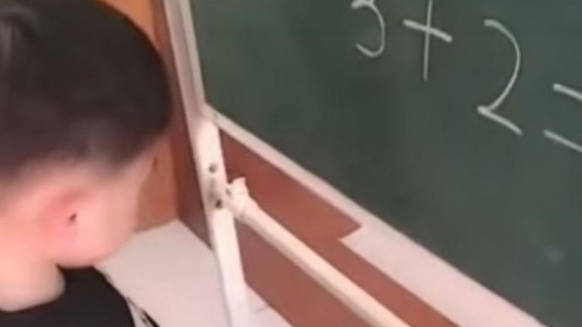 Колко ще е 3+2? Отговорът на това дете ще ви смае! СНИМКИ