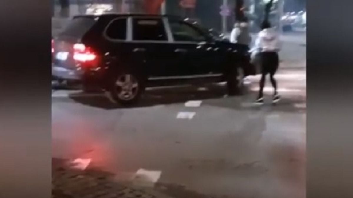 Агресия на пътя: Снаха на знаков бизнесмен бие шамари на млад шофьор ВИДЕО 
